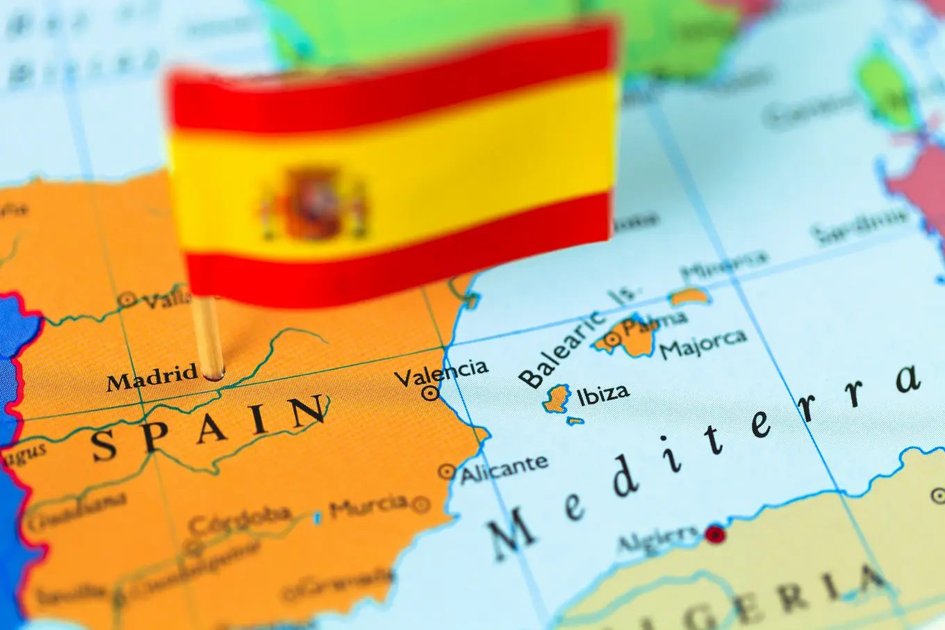 hiszpańska flaga wbita w mapę